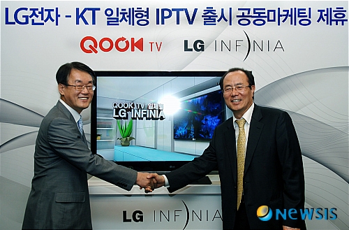 【서울=뉴시스】정옥주 기자 = 서종렬 KT 미디어본부장(오른쪽)과 박경준 LG전자 한국지역본부장이 13일 서울 중구 남대문로에 위치한 서울스퀘어에서 '쿡(QOOK) TV 일체형 LG INFINIA' 출시 공동 마케팅 제휴를 기념해 악수를 하고 있다. (사진= KT 제공) photo@newsis.com