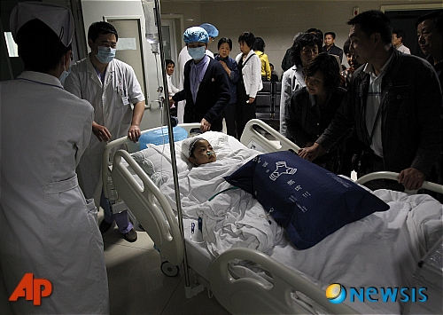 [한중=AP/뉴시스] 중국 북서부 산시(陝西)성 한중에 있는 유치원에서 일어난 무차별 흉기난동 사건으로 다친 어린이가 병원 침상에 누워있다. 당시 8명의 어린이가 목숨을 잃었다. 자료사진