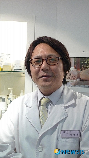 【서울=뉴시스】김중민 소장 = 최근 창업시장에는 성공한 프랜차이즈를 골라 안정적으로 창업하려는 예비창업자 못잖게 수년간 쌓아 온 노하우와 커리어를 앞세워 자신의 브랜드로 프랜차이즈 사업을 시작하는 신규 프랜차이즈 업체도 많다. ‘국가공인 피부미용사 남성1호’인 가수 겸 생명운동가 이광필씨가 신규 프랜차이즈 업체의 좋은 보기다. <관련기사 있음> FC전략연구소 소장 vikingn@naver.com