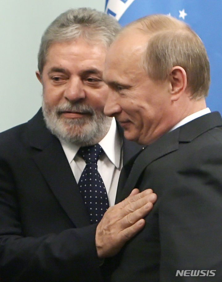 [모스크바=AP/뉴시스] 브라질은 트럼프 관세 50%를 인하하려면 러시아산 원유수입을 중단하라는 미국정부의 압박을 거부했다.  사진은 블라디미르 푸틴 러시아 대통령과 루이스 이나시우 룰라 다시우바 브라질 대통령이 2010년 5월14일 러시아 모스크바에서 만나포옹하는 모습. 2025.08.04.