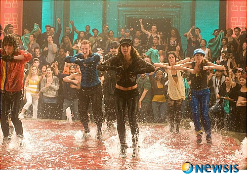 【서울=뉴시스】진현철 기자 = 발레와 힙합을 뒤섞은 영화 ‘스텝 업’ 시리즈 제3편인 ‘스텝업 3D’(배급 화앤담이엔티)가 8월5일 국내 개봉한다.&nbsp; ‘스텝업 3D’는 기획 단계부터 3D 상영을 목표로 제작됐다. 3D 기법으로 촬영, 댄스라는 역동성에 리얼한 현장성을 최대한 살렸다.&nbsp; 세계 최고의 배틀대회가 무대다. 뉴욕의 거리와 화려한 조명이 빛나는 클럽, 워싱턴 스퀘어파크, 차이나타운 등 다양한 배경에서 힙합, 재즈, 탱고, 브레이크 등 10여종의 댄스를 펼친다.&nbsp;&nbsp;&nbsp;&nbsp;&nbsp; 전편 ‘스텝 업2–더 스트리트’의 존 추(31) 감독이 다시 메가폰을 잡았다. 플로 리다(31), 트레이 송즈(26), 션 폴(37) 등 가수들이 음악에 참여했다./agacul@newsis.com