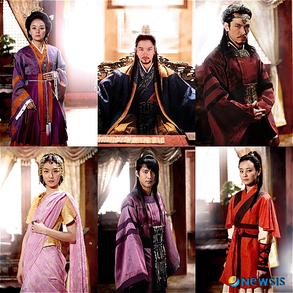 【서울=뉴시스】이현주 기자 = MBC TV 새 주말드라마 ‘김수로’의 주인공들이 낯익히기에 나섰다.&nbsp; ‘김수로왕’으로 나오는 지성(33)은 의복을 갖추고 용좌에 앉아 근엄한 분위기를 풍겼다.&nbsp; 배종옥(46)은 내면은 따스하지만 판단이 단호한 ‘정견비’, 유오성(44)은 무서운 집념을 보이며 권력욕에 사로잡힌 ‘신귀간’의 카리스마를 뿜었다.&nbsp; 김수로를 둘러싸고 사랑과 경쟁, 갈등으로 극을 이끌 ‘허황옥’ 서지혜(26) 그리고 ‘이진아시’ 고주원(29)과 ‘아효’ 강별(20) 등도 저마다 캐릭터 잡기에 골몰했다.&nbsp; 드라마는 철의 왕국 가야를 건국한 주역인 김수로왕의 일대기를 그린다. ‘신이라 불리운 사나이’ 후속으로 29일 오후 9시45분에 첫 방송된다./lovelypsyche@newsis.com