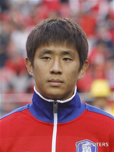 【서울=로이터/뉴시스】허정무 감독(55)이 이끄는 한국 축구대표팀은 16일 서울월드컵경기장에서 열린 에콰도르와의 친선경기에서 2-0 완승을 거뒀다. 사진은 경기시작 전 포토타임을 갖고 있는 수비수 오범석(26. 울산)의 모습.