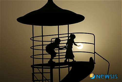 【서울=뉴시스】진현철 기자 = 초등학교 3학년 영호(가명)는 4개월째 학교에 가지 않는다. 다른 학생들과 정상적인 학업활동을 할 수 없을 만큼 문제를 일으켜 외국계 초등학교에서 퇴학당한 영호에게 내려진 진단은 ‘주의력 결핍 및 과잉 행동장애’(ADHD)다.&nbsp; 초등학교 5학년 종민(가명)은 일곱살 유치원 때 ADHD 진단을 받았다. 부모는 아이의 치료를 위해 안 해본 것이 없다. 들어간 비용만 4000만원에 달한다. 그러나 아직까지 뚜렷한 치료효과를 보지 못했다.&nbsp; ADHD를 가진 거의 모든 아이들이 ‘학교문제’로 고통받는다. 가족들은 “ADHD를 알리면 이해보다는 차별받기 일쑤고, 알리지 않는 경우에는 오해받기 십상”이라고 전한다. 또 효과적인 치료법이 있는지 조차 알 수 없어 안타까워한다.&nbsp; SBS TV ‘그것이 알고 싶다’가 ‘ADHD, 내 아이에 드리운 외로운 공포’를 22일 밤 11시20분에 방송한다. ADHD 진단과 처방의 문제점, 아이들과 부모들이 겪는 2중 3중의 실질적인 어려움을 살핀다.&nbsp; 건강보험심사평가원이 최근 보험적용을 받는 인원만을 파악한 결과에 따르면, 19세 이하 아동과 청소년 중 ADHD로 치료받는 아이들은 2005년 3만3245명에서 지난해 6만3532명으로 배 가량 증가했다. 실제는 더 많다는 얘기다.&nbsp; 전문가들은 “ADHD는 사회적 질병”이라며 “아프리카 초원에서 자라는 아이들에게는 질병도 아니고 문제가 될 것도 없는 특징일 수 있다. 하지만 우리 아이들이 살아야 할 사회가 초원과는 달라 ‘교정과 보호막’이 필요하다”고 강조한다./agacul@newsis.com