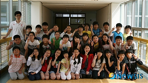 【창원=뉴시스】이아현 기자 = 김해 능동초등학교가 26일 열리는 전국불조심 어린이 마당대회에 경남대표로 참가한다. 사진은 능동초등학교 5학년 3반 학생들. (사진=경남도청 제공)&nbsp; photo@newsis.com