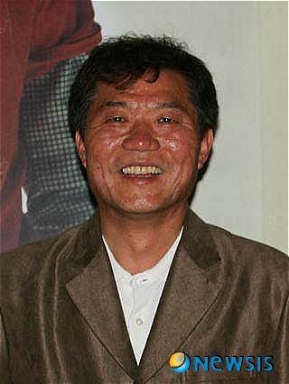 【서울=뉴시스】진현철 기자 = 영화감독 곽지균(56)씨가 25일 대전 자택에서 숨진 채 발견됐다. 경찰은 곽씨의 아파트에서 연탄이 발견된 점으로 미뤄 일산화탄소 자살로 추정하고 있다.&nbsp;&nbsp; 10년 전부터 우울증에 시달린 고인은 자신의 노트북 컴퓨터에 ‘일이 없어서 괴롭다’는 내용의 유서를 남긴 것으로 알려졌다.&nbsp; 경찰은 “시신의 상태로 볼 때 10일께 사망한 것으로 추정된다”면서 “냄새가 심하게 난다는 주민들의 항의로 아파트 경비원이 오후 2시께 119에 신고했고, 119 구조대가 현장을 확인했다”고 밝혔다.&nbsp; 1986년 ‘겨울 나그네’로 데뷔한 곽 감독은 2006년 ‘사랑하니까, 괜찮아’를 마지막으로 영화를 연출하지 못했다.&nbsp; 고인은 미혼이다. 대전 성심장례식장 2호실./agacul@newsis.com 