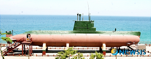 【강릉=뉴시스】김경목 기자 = 북한 잠수함의 어뢰 공격으로 천안함이 침몰했다는 정부 발표 이후 강원 강릉시 통일공원에 전시된 북한 잠수함에 대한 관심이 높아지고 있다. 사진은 지난 22일 통일공원을 찾은 관광객들이 북한의 실제 상어급 잠수함을 둘러보고 있다. <관련기사 있음> photo31@newsis.com