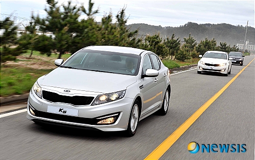 【양양=뉴시스】정병준 기자 = 기아자동차는 25일 강원도 양양 쏠비치에서 이달 말 시판을 앞두고 있는 중형 세단 'K5'의 기자단 시승회를 개최했다. 사진은 주행 중인 K5의 모습(사진=기아자동차 제공)./ photo@newsis.com