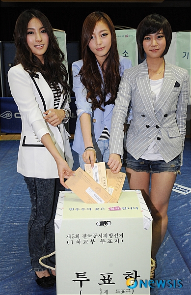 【서울=뉴시스】조수정 기자 = 2010 지방선거 사이버 홍보대사인 그룹 카라 멤버 박규리, 구하라, 한승연(왼쪽부터)이 6.2 지방선거 부재자투표 첫날인 27일 오후 서울 강남구청에 마련된 강남구선거관리위원회 부재자투표소에서 투표하고 있다.&nbsp;&nbsp;&nbsp; chocrystal@newsis.com