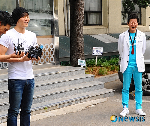 【서울=뉴시스】최한규 기자 = 28일 오전 서울시 종로구청에서 소집해제하는 까만안경의 가수 이루가 소집해제의 소감을 말하는 동안 아버지 가수 태진아의 얼굴에 웃음이 끊이지 않고 있다.&nbsp; chk@newsis.com 