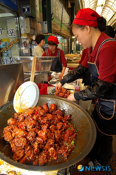 【서울=뉴시스】이현주 기자 = ‘지역의 명물, 주전부리 맛보기 여행’의 명소들이 있다. 서울 인사동, 충남 천안, 인천 신포시장, 경북 경주 등 4곳이다. 한국관광공사가 추천하는 ‘6월에 가볼 만한 곳’들이다.&nbsp; ◇전통이 빚어낸 맛있는 인사동 여행, 서울 종로&nbsp; 조선시대 궁궐인 경복궁, 창덕궁과 가까이 자리하고 있는 인사동은 서울의 대표적인 문화관광지다. 조선시대 도화서의 맥을 잇듯 고미술품에서부터 현대의 작품까지 골고루 만날 수 있다.&nbsp; 선조들의 색감과 손재주는 그림뿐 아니라 다양한 곳에서 찾을 수 있다. 경사스런 날이면 어김없이 상에 오르는 5색의 아름다운 떡, 임금의 무병장수를 빌며 만들었다는 정교한 꿀타래, 5곡을 엿에 버무려 신속하게 만드는 강정, 산 속 깊은 곳에서 채취한 토종벌꿀과 효소차 등 주전부리이자 건강에도 좋은 음식들에 담겼다.&nbsp; 현대 주전부리의 대표주자인 붕어빵을 닮은 똥빵과 딸기빵에서도 우리나라 사람들의 위트를 찾아볼 수 있다. 차 한 잔의 여유를 누릴 수 있는 목인박물관, 갤러리와 경인미술관도 추천한다. 서울시 종로구 관훈동~인사동, 종로구청 문화공보과. 02-731-1161&nbsp; ◇줄서서 먹는 병천순대와 명물 호두과자, 충남 천안&nbsp; 녹음이 부챗살처럼 퍼지기 시작하는 6월, 소풍처럼 가볍게 나들이도 즐기고 천안의 별미 병천 순댓국도 맛볼 수 있다. 천안의 명물 호두과자는 덤이다.&nbsp; 수많은 주전부리와 맛 골목이 있지만 반드시 먹어봐야 할 주전부리를 꼽으라면 순대를 들 수 있다. 병천의 순대 골목에서 맛집을 고르라면 머뭇거리게 마련이지만 휴일마다 줄을 서서 먹는 천안의 순대는 별미 중 별미다. 잘 손질한 소창에 배추, 양배추, 당면 등을 정성껏 넣어 만든 야채순대는 담백하고 쫄깃한 맛으로 수십 년 전부터 아우내 장터를 찾는 사람들의 단골 메뉴가 됐다.&nbsp; 한국의 토속적인 맛을 제대로 즐길 수 있는 주전부리 순대와 더불어 고소하고 담백한 호두과자를 찾아 떠난다. 충남 천안시 동남구 병천면 병천리 아우내거리 일대, 천안시청 문화관광과. 041-521-5158&nbsp; ◇27년을 지켜온 추억의 맛, 인천 신포닭강정&nbsp; 인천에서 신포닭강정은 모르는 사람이 없을 정도로 유명하다. 길가는 사람 붙들고 ‘닭강정’의 ‘닭’자만 꺼내도 열에 아홉은 “아, 신포닭강정”이라고 말한다.&nbsp; 신포닭강정이 이처럼 유명한 이유는 단순하다. 맛있고, 양이 많다. 강산이 세 번이나 바뀌는 세월동안에도 그 맛과 양은 변하지 않았고, 꾸준히 인기를 이어오고 있다.&nbsp; 세월의 내공이 켜켜이 쌓인 신포 닭강정이다. 인천시 중구 일대, 인천시청 관광행정팀. 032-440-4042, 인천중구청 관광진흥팀 032-760-7820&nbsp; ◇경주 여행의 필수 간식, 황남빵과 찰보리빵&nbsp; 경주에 가서 반드시 들러야할 곳이 불국사와 석굴암이라면, 꼭 먹어봐야 할 것으로는 황남빵을 꼽을 수 있다. 70년 뚝심과 정직으로 구워 낸 황남빵의 부드러움과 구수함의 인기는 한결같다.&nbsp; 황남빵의 아성에 도전하는 경주의 또 다른 먹을거리는 찰보리빵이다. 황남빵이 차진 느낌과 부드러운 팥과의 조화로 달달한 맛을 준다면, 찰보리빵은 핫케이크처럼 쫄깃한 느낌에 소량의 팥 앙금이 있어 촉촉하고 담백한 느낌이 강하다.&nbsp; 단골들을 지켜온 황남빵과 새롭게 도전하는 찰보리빵은 같은 듯 서로 다른 매력으로 경주 여행객에게 먹을거리의 다양성과 즐거움을 선사한다. 신라 1000년의 역사와 전통, 자연이 살아 숨 쉬는 경주 여행은 추억을 배가시키는 간식거리가 있어 더욱 좋다. 경북 경주시 황오동 사정동 외, 경주시청 문화관광과. 054-779-6391/lovelypsyche@newsis.com