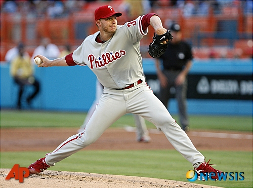 【마이애미=AP/뉴시스】로이 할러데이(33. 필라델피아)가 30일(한국시간) 미국 플로리다주 마이애미의 선 라이프 스타디움에서 열린 플로리다 말린스와의 원정경기에서 9이닝 동안 단 한 명의 주자를 내보내지 않는 완벽한 피칭으로 역대 20번째 퍼펙트 게임을 달성했다.