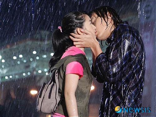 【서울=뉴시스】진현철 기자 = 드라마 제작사 그룹에이트가 일본 만화 ‘장난스런 키스’를 드라마로 만든다.&nbsp; 드라마 ‘샴푸의 요정’, ‘궁’, ‘돌아온 일지매’ 등을 연출한 황인뢰(56) PD와 영화 ‘번지점프를 하다’, 드라마 ‘환생-NEXT’, ‘혼’ 등을 쓴 극작가 고은님(38)씨가 함께 한다.&nbsp; ‘장난스런 키스’는 일본에서만 2700만부가 발행된 히트작이다. 일본과 대만에서 애니메이션, TV드라마로 옮겨져 아시아 13개국에서 방송되며 인기를 모았다.&nbsp; 곧 출연진을 확정, 7월초부터 녹화할 계획이다./agacul@newsis.com