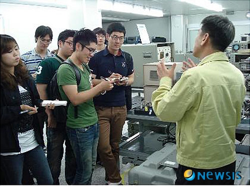 【진주=뉴시스】박경조 기자 = 표준화 강좌 현장학습을 위해 공군 군수사령부 85정밀표준정비창을 방문한 경남대학교 학생들이 담당자로부터 정밀측정 장비 작동과 측정에 대한 설명을 듣고 있다. 공군 뿐만 아니라 전군을 대상으로 정밀측정업무를 실시하는 85정비창은 매년 300여 명의 대학생을 대상으로 현장학습을 지원하고 있다. (사진=공군 군수사령부 제공) <관련기사 있음> photo@newsis.com
