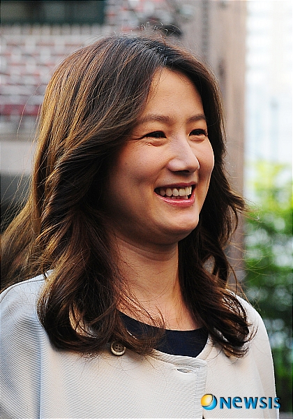 【서울=뉴시스】남강호 기자 = 제5회 전국동시지방선거일인 2일 오전 서울 중구 신당 제2동 제4투표소인 장수경로당에서 자유선진당 지상욱 서울시장 후보 부인 심은하씨가 밝은 미소로 이야기를 나누고 있다. kangho@newsis.com