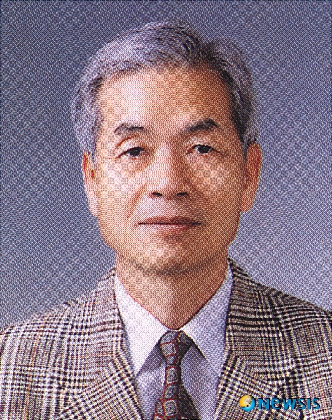 【서울=뉴시스】진현철 기자 = 도수희(76) 충남대 명예교수가 제8회 일석 국어학상을 수상한다.&nbsp; 조선어학회 사건으로 옥고를 치르고 정년퇴임 때까지 서울대에 재직한 국어학자 일석(一石) 이희승(1896~1989)을 기리기 위해 후손과 제자들이 2003년에 제정한 상이다. 국어학 연구에 업적이 있는 학자에게 준다.&nbsp; 일석학술재단(이사장 이교웅)은 9일 오후 6시 서울 동숭동 일석기념관에서 도 교수에게 상금과 메달을 수여한다.&nbsp; 제1회 일석 국어학 학위논문상도 시상한다. 수상논문은 ‘현대국어 감각형용사의 형태론적 연구’(송정근),‘근대국어 한자음의 체계와 변화’(이준환)다.&nbsp; agacul@newsis.com