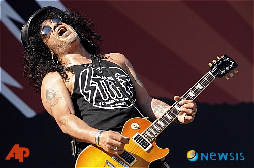 【서울=뉴시스】이재훈 기자 = "짐승 기타리스트? 그게 내 별명인가? 하하하. 그런 게 있는 줄 몰랐다. 재미있긴 하지만 솔직히 뭐라고 답을 해야 하나. 해석은 여러분에게 맡기겠다. 껄껄껄." <관련기사 있음> realpaper7@newsis.com