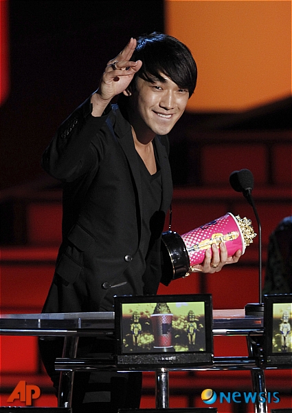 【서울=뉴시스】이문원의 문화비평 = 무술스타 성룡이 오랜만에 한국 미디어에 조명됐다. 불행히도 성룡 자신의 이슈는 아니었다. <관련기사 있음>&nbsp; 대중문화평론가 fletch@empas.com