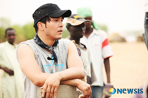 【서울=뉴시스】홍찬선 기자 = 배우 박용하는 지난 5월 22일부터 일주일 동안 굿네이버스 차드 지부에서 자원봉사활동을 펼쳤다.&nbsp; 올 해 2번째로 차드를 방문한 박용하는 일본 팬들의 정성을 모아 '요나 스쿨(Yona School)'을 건립할 예정이다. (사진=굿네이버스 제공)&nbsp; photo@newsis.com 