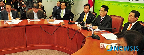 【서울=뉴시스】박주성 기자 = 민주당 박지원 원내대표가 8일 오전 국회에서 열린 원내대책회의에서 천안함 사건 관련 이야기를 하고 있다.&nbsp;&nbsp; park7691@newsis.com