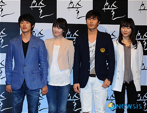 【서울=뉴시스】최한규 기자 = 8일 오후 서울시 성동구 왕십리 CGV에서 열린 영화 '요술' 시사회에서 명진역의 임지규, 감독 구혜선, 정우역의 김정욱, 지은역의 서현진(왼쪽부터)이 취재진에게 포즈를 취하고 있다.&nbsp; chk@newsis.com 