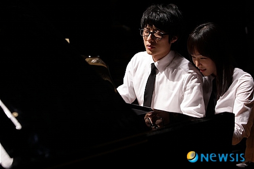 【서울=뉴시스】진현철 기자 = 가지고 싶은 것을 모두 가진 사람은 드물다. 그것이 어떤 예술적 재능이라면 그 감각이 전무한 사람에게는 부러움의 대상이다.&nbsp; 영화 ‘요술’은 천재적 재능의 첼리스트 정우(김정욱)를 친구로 둔 명진(임지규)의 부러움에서 출발한다. 정우에 가려져 있지만 음악을 향한 열정은 누구보다 강한 명진이 음악대회 오디션에 마지막으로 참가하게 되면서 갈등은 점차 불거진다.&nbsp; 명진은 이미 오디션에 참가하기로 돼있는 정우와 같은 곡인 ‘결혼기념일’을 선택한다. 이어 반주자 지은(서현진)을 차지하기 위해 경쟁한다. 지은이 작곡한 ‘요술’의 첫 번째 악보를 놓고 세 친구는 사랑과 갈등을 이어간다.&nbsp; 다재다능한 구혜선(26)이 배우, 작가, 일러스트레이터, 연주자에 이어 장편 영화감독이라는 또 다른 타이틀로 선보인 이 영화에는 그녀의 예술적 모든 재능이 녹아들어있다.&nbsp; 세 인물은 뻔한 듯한 3각관계이지만 고등학생들의 사랑과 우정, 열등감과 무력감 등을 흥미진진하게 이야기한다. 젊은 예술인들이 들려주는 첼로·피아노 연주와 아카펠라, 연주 대결에는 구 감독의 음악적 감수성도 배어있다.&nbsp; 구 감독은 극을 전개시키는 중요 소재인 ‘결혼기념일’이라는 노래가 담긴 LP 위에 그려진 남녀의 모습으로 그림과 음악에 무한한 애정을 표했다. 나이 먹은 명진이 자신의 가장 아름다웠던 청춘을 돌아보게 하는 인물로도 직접 출연해 연기 사랑도 드러냈다.&nbsp; 세 친구의 갈등과 심리묘사가 훌륭하다. 각자 개성이 뚜렷한 세 명의 탁월한 인물 설정은 극의 장점이다. 고교생들의 풋풋하고 애틋한 사랑을 잔잔하지만 가슴 아프게 연기한다.&nbsp; 지은이 수북히 쌓인 눈 위를 맨발로 걷는 장면, 자유분방하면서도 고풍스러움을 동시에 풍기는 예술학교 식당에서의 첼로 연주대결 장면, ‘비밀의 문’이 세워진 바닷가 풍경의 영상 등은 외국영화를 보는 듯 아름답다.&nbsp; 민요 ‘아리랑’을 재해석한 퓨전 아리랑과 1987년 요절한 가수 유재하의 ‘그대 내 품에’의 아카펠라, 클래식 음악 등 다양한 리듬과 멜로디가 영화를 타고 흐르며 관객의 귀를 즐겁게 한다. 나이 든 현재의 명진이 과거를 회상하고 또 다시 현재로 오는 넘나듦도 부자연스럽지 않다.&nbsp; 정우와 명진이 “나를 버리고 가시는 님은 십리도 못가서 발병난다”라고 부르는 ‘아리랑’이 극의 복선 구실을 매우 충실히 한다. 정우와 명진, 지은 등 세 주인공이 처한 현실이 선명하게 각인된다. 아름다운 영상이라 더욱 가슴 아프다. 24일 개봉.&nbsp; agacul@newsis.com