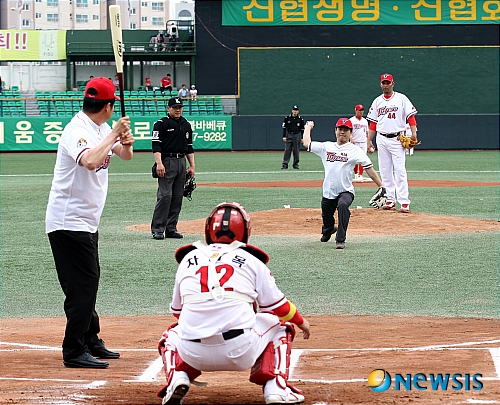 【광주=뉴시스】송창헌 기자 = 주말인 12일 열린 기아 타이거즈와 LG트윈스 광주 홈경기에 앞서 남철원 기아차 광주지회장(타자석)과 김보경 기아차 판매지회장(투수석)이 판매와 생산의 화합을 다지는 시구, 시타를 펼치고 있다. (사진=기아차 제공) goodchang@newsis.com