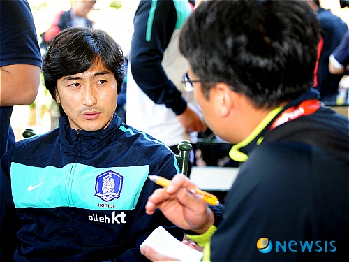 【러스텐버그(남아공)=뉴시스】이동원 특파원 = 그리스와의 일전에서 승리를 거둔 태극전사들이 14일(이하 한국시간)오후 남아공 러스텐버그 헌터스레스트호텔에서 공동인터뷰를 가졌다.&nbsp; 안정환이 취재진과 인터뷰를 하고 있다. dwlee@newsis.com