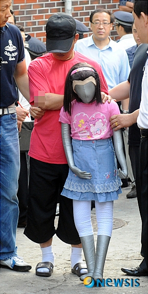 【서울=뉴시스】조수정 기자 = 8세 여아를 서울 한 초등학교에서 납치해 성폭행한 혐의로 구속된 김수철(45)이 15일 오전 서울 영등포구 한 주택가 골목에서 현장검증을 위해 범행 장소로 향하고 있다. 이날 현장검증에서 김씨는 "죽고싶다"며 심경을 밝혔다.&nbsp; chocrystal@newsis.com