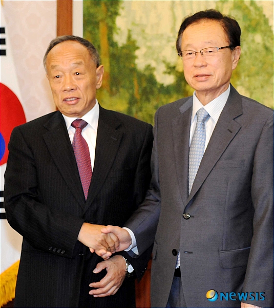 【서울=뉴시스】권주훈 기자 = 16일 오전 국회 의장접견실에서 박희태 국회의장이 리자오싱 중국 전인대 외사위 주임을 접견하고 있다.&nbsp; joo2821@newsis.com 