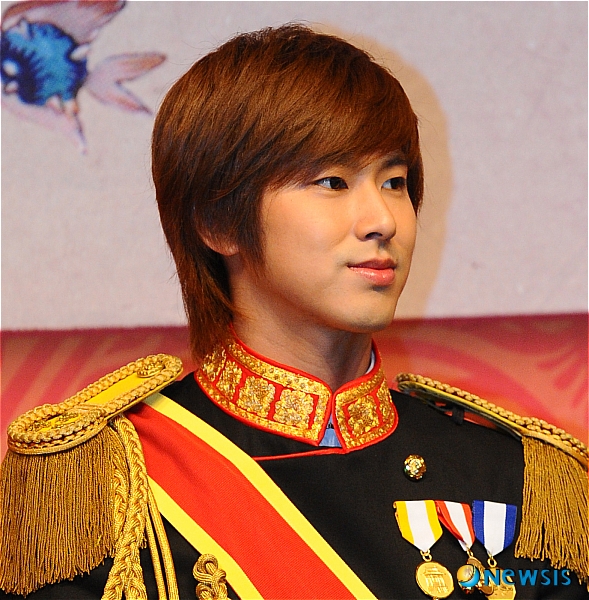 【서울=뉴시스】최한규 기자 = 16일 오후 서울 강남구 논현동 임페리얼팰리스호텔에서 열린 뮤지컬 '궁' 제작발표회에서 유노윤호가 기자질문을 듣고 있다.&nbsp; chk@newsis.com 