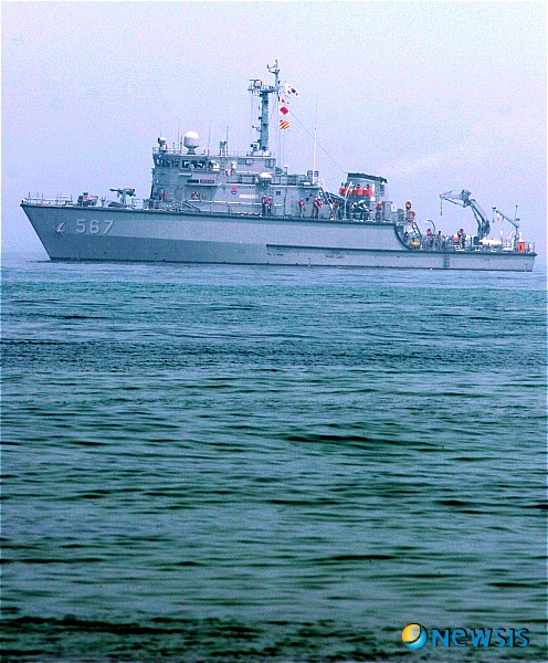 【강릉=뉴시스】김경목 기자 = 18일 오전 10시33분께 강원 강릉시 공군 제18전투비행단 소속 F-5 F 전투기 1대가 동해상에 추락한 가운데 해군이 추락 전투기와 조종사를 수색하고 있다. <관련기사 있음>&nbsp; photo31@newsis.com