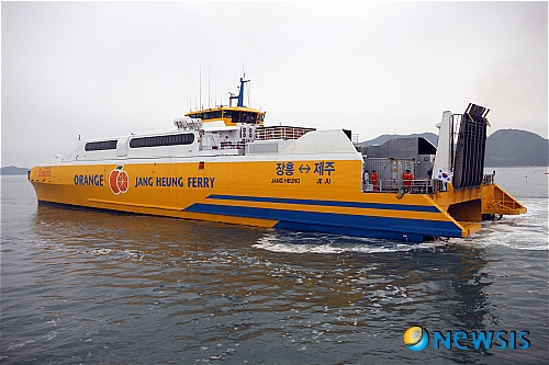 【장흥=뉴시스】배상현 기자 = 국내 최초로 제주도를 1시간대로 주파하는 초쾌속 카페리 정기여객선 `오렌지호'가 모습을 드러냈다. (사진=장흥군청 제공)&nbsp;&nbsp; praxis@newsis.com 
