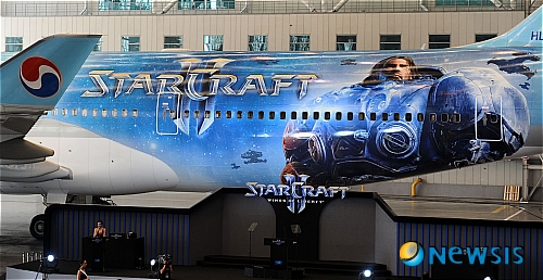 【서울=뉴시스】허경 기자 = 24일 오전 서울 대한항공 격납고에서 블리자드엔터테인먼트와 대한항공의 공동 프로모션으로 진행된 '스타크래프트2: 자유의 날개' 기자간담회에서 출시를 기념해 스타크래프트 II 래핑 항공기를 선보이고 있다.&nbsp; neohk@newsis.com 