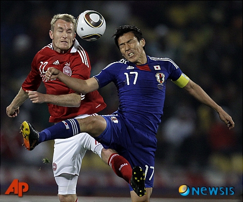 [루스텐버그=AP/뉴시스] 덴마크 축구대표팀 토마스 칼렌버그가 2010년 국제축구연맹(FIFA) 남아프리카공화국월드컵에서 일본 미드필더 하세베 마코토와 헤딩 경합을 펼치고 있다. 2010.06.24.