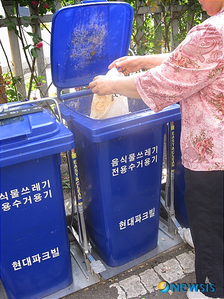 【서울=뉴시스】양길모 기자 = 서울 광진구는 워커힐아파트 등 총 73개소에 음식물쓰레기 페달식 자동 개폐장치 300개를 보급했다고 28일 밝혔다. (사진=서울 광진구 제공) photo@newsis.com