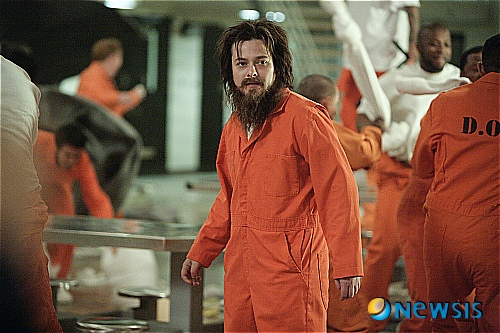 【서울=뉴시스】유상우 기자 = 케이블채널 OCN이 7월1일부터 목요일 밤 10시에 범죄수사 시리즈 ‘CSI 뉴욕 6’을 두 편씩 연속 방송한다.&nbsp; ‘CSI’는 첨단 장비와 천재적인 추리력, 과학적인 분석을 통해 미궁에 빠진 사건을 해결하는 과학수사관의 활약상을 담은 미국 드라마다. ‘CSI 뉴욕 6’은 지난해 9월부터 올해 5월까지 현지 방송됐다.&nbsp; 시즌6에서는 CSI 뉴욕본부를 공격한 베일에 싸인 조직을 수사하면서 대원들이 위기에 빠지는 내용이 그려진다. 죽음을 무릅쓰고 위기를 극복해 가는 과학수사대원들의 인간적인 모습도 담아낸다.&nbsp; 시즌 6은 역대 시즌 중 가장 강력한 사건들과 탄탄한 스토리로 무장했다는 것이 제작진의 설명이다. ‘터미네이터 2’에서 어린 ‘존 코너’를 연기한 에드워드 펄롱(33)이 연쇄살인범으로 깜짝 출연한다.<사진>&nbsp; swryu@newsis.com