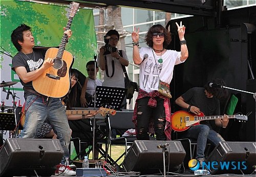 【서울=뉴시스】박가은 학생기자 = 28일 오후 서울 마포구청 앞 광장에서 모던 록밴드 '로맨틱 펀치'가 즐거운 마음으로 신나는 공연을 펼치고 있다. photo@newsis.com