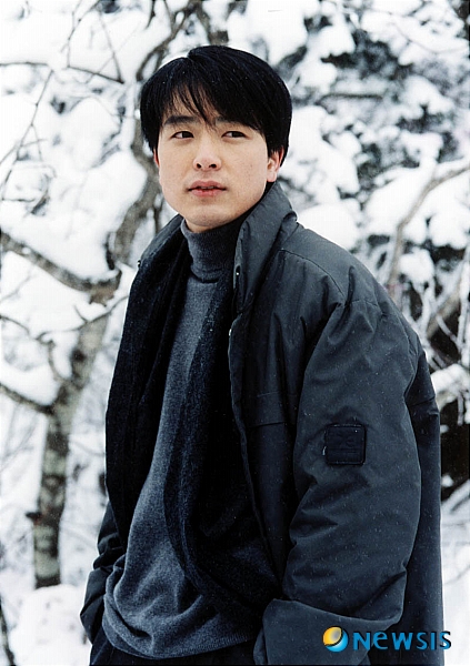 【서울=뉴시스】이재훈 기자 = 30일 자택에서 숨진 채 발견된 탤런트 박용하(33)는 다재다능한 연예인이다. 드라마뿐 아니라 영화에서도 활약했고 가수로서도 큰 인기를 끌었다.&nbsp; 박용하는 중앙대학교 연극영화과 출신으로 1994년 MBC TV ‘테마극장’으로 데뷔했다. 1995년 KBS 1TV ‘사랑이 꽃피는 교실’, 1996년 KBS 2TV ‘스타트’ 등에 출연하며 주목받았다. 1998년에는 ‘크리스마스에 눈이 내리면’으로 영화에 데뷔했다.&nbsp; 2000년 MBC TV ‘사랑은 아무나 하나’로 특히 주목받기 시작했고, 2002년 KBS 2TV ‘겨울연가’를 통해 스타덤에 올랐다.&nbsp; 2002년 KBS 2TV ‘러빙 유’에 출연한 뒤 2003년 1집 ‘기별’을 통해 가수로 나섰다. 2004~05년에는 SBS 파워FM ‘박용하의 텐텐클럽’의 DJ로도 활동했다.&nbsp; ‘겨울연가’로 인기를 끌며 일본에서 여러 장의 음반을 발매했다. 2004년 11월 내놓은 싱글 ‘가지마세요’는 오리콘 차트 10위권에 랭크되기도 했다.&nbsp; 지난해 7월 발표한 미니앨범 ‘원스 인 어 서머’는 오리콘 데일리차트 6위, 위클리 차트 14위에 오르며 가수 박용하의 저력을 확인했다.&nbsp; 2008년 국내 안방극장으로 돌아와 SBS TV ‘온 에어’에 출연했다. 지난해에는 KBS 2TV ‘남자이야기’와 영화 ‘작전’으로 활동을 이어갔고, 최근에는 홍콩 영화 ‘첨밀밀’(1996)의 한국판 리메이크 드라마 ‘러브송’(가제)에 남자 주인공으로 캐스팅돼 촬영을 앞두고 있었다. 일본 콘서트도 예정돼 있다.&nbsp; 박용하는 이날 오전 5시30분께 서울 논현동 자택에서 자신의 휴대전화 충전기 전선으로 목을 매 숨졌다. 시신은 서울 강남성모병원에 안치됐다.&nbsp; realpaper7@newsis.com