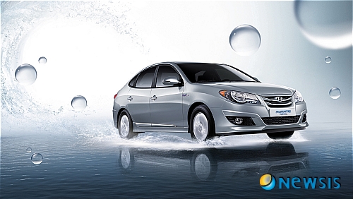 【서울=뉴시스】정병준 기자 = 현대자동차가 한층 세련된 외관 디자인과 더욱 안전성 및 편의성으로 무장한 아반떼 LPi 하이브리드 2011년형 모델을 7월 1일부터 출시한다고 30일 밝혔다.&nbsp; 아반떼 LPi 하이브리드 2011년형 모델 가격은 ▲HDe-Ⅰ 2054만5000원 ▲HDe-Ⅰ 이지팩 2129만6000원 ▲HDe-Ⅱ 2221만 원 ▲HDe-Ⅲ 2324만 원이다(개별소비세 및 교육세 감면 기준).&nbsp; 사진은 이번에 출시된 아반떼 LPI 하이브리드 2011년형(사진=현대자동차 제공)./ photo@newsis.com
