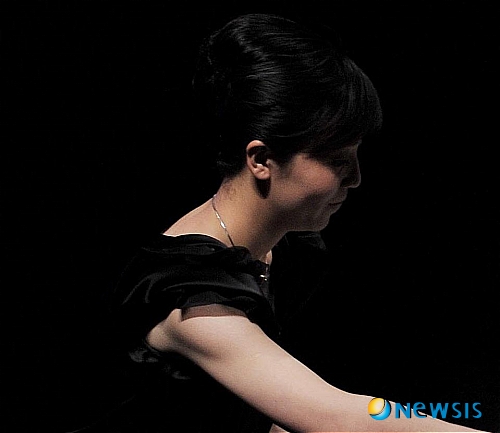 【서울=뉴시스】유상우 기자 = 가정주부가 29일 인터넷에 올린 ‘성생활 일기장’으로 비상한 관심이 쏠리고 있다.&nbsp; 출산율 향상 용도라며 부부핵교(www.yeobo.org)가 공개한 이 일기장은 40대 초반 전업주부가 쓴 것이다. 부부핵교 황주성 대표는 30일 “네티즌들이 홈페이지와 카페로 쇄도하는 바람에 서버가 수차례 다운됐다”고 밝혔다.&nbsp; 또 “부부들의 가장 큰 고민과 관심사는 남편의 조루, 아내의 오르가슴이더라”면서 “삽입섹스 시의 정신자세가 부부생활의 행·불행을 좌우한다, 조루증의 주치의는 의사가 아니라 아내다, 아내의 오르가슴은 남편의 성기가 아닌 따뜻한 말 한 마디에 달렸다는 등의 의견을 제시하는 네티즌이 많다”고 전했다.&nbsp; 38세 주부 박모씨는 “남들은 어떻게 할까라는 궁금증으로 들어와 봤다. 주부 일기장을 읽어보니 과장 된 것도 없고, 우리나라 주부들이 겪고 있는 현실의 갈등을 적나라하게 드러나 있어 자신감을 얻었다. 부부가 서로 사랑하는 마음이 섹스파워의 핵심임을 깨달았다. 부부생활은 서로를 연구하고 배려하는 마음가짐이 첫째”라는 독후감 겸 성교육 영상 감상문을 남겼다.&nbsp; 부부핵교는 제 2, 3의 ‘성생활 일기장’을 ‘서로 성교육’ 게시판에 올릴 수 있도록 했다. 출산율을 높일 수 있는 정보를 공유하겠다는 것이다.&nbsp; swryu@newsis.com&nbsp;&nbsp; 