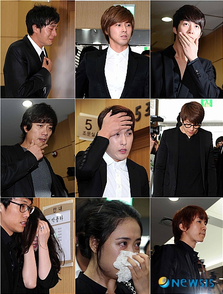 【서울=뉴시스】박종민 기자 = 한류스타 탤런트 박용하가 30일 오전 자택에서 목을 매 숨진채 발견된 가운데 서울성모병원에 마련된 빈소를 찾은 동료 연예인들이 슬픔을 감추지 못하고 있다.&nbsp; 왼쪽부터 탤런트 소지섭, 가수 유노윤호(동방신기), 가수 김형준(SS501), (가운데) 영화배우 박희순, 개그맨 김기수, 가수 박효신, (아랫줄) 탤런트 김현주, 탤런트 김민정, 가수 김기범(유키스).&nbsp; jmc@newsis.com