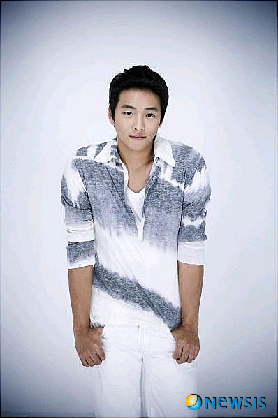 【서울=뉴시스】이현주 기자 = ‘박용하 닮은꼴’로 주목받고 있는 탤런트 김동윤(30)이 박용하(33)의 죽음을 애도했다.&nbsp; 김동윤은 30일 자신의 홈페이지에 “나중에 작품에서 친형제로 만나자고 하던 형”이라며 “이젠 마음 아프지 않고 외롭지 않고 슬프지 않고 힘들지 않게 항상 웃는 모습으로 편히 쉬라”는 글을 올려 박용하를 추모했다.&nbsp; “나중에 우리 다시 행복한 모습으로 만나요. 보고싶어요 형.”&nbsp; 김동윤은 MBC TV 월화드라마 ‘동이’에 ‘심운택’으로 출연 중이다. 평북 의주에서 귀양살이를 하던 중 동이(한효주)를 우연히 만나 인연을 맺은 뒤 훗날 서인의 중심인물로 동이를 돕게 된다.&nbsp; <사진> 김동윤 개인 홈페이지&nbsp; lovelypsyche@newsis.com