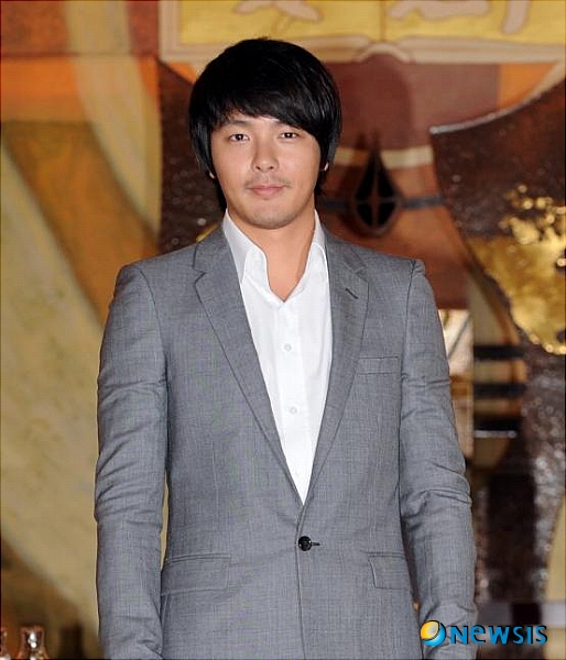 【서울=뉴시스】유상우 기자 = “살아오면서 겪어보니까 주변사람들이 행복하게, 사랑하면서 사는 것이 좋을 것 같다는 생각이 들어요.”&nbsp; 탤런트 박용하(33)는 자살 전날 탤런트 류시원(38)의 매니지먼트사인 알스컴퍼니의 현재원 이사에게 이렇게 말했다.&nbsp; 현 이사는 29일 밤 8시께 서울 삼성동 알스컴퍼니 주차장에서 박용하를 만났다. “퇴근하려고 나섰는데 박용하가 나를 보고 뛰어오더니 ‘잠깐 이야기 좀 할 수 있느냐’고 해서 1시간 가량 대화를 나눴다”는 것이다.&nbsp; 현 이사는 “용하는 이날 평소 하지 않았던 말을 많이 했다”며 “특히 아버지에 대한 걱정을 많이 했다”고 밝혔다. “용하가 ‘가시는 날까지, 편하게 보내드리고 싶다’고 하길래 ‘내가 도울 수 있는 게 없어서 미안하다’고 하니까 ‘괜찮다’고 했다”고 전했다. “용하는 ‘아버지의 투병에 익숙해진 것 같다. 점점 익숙해지고 있는 내가 나쁜 놈인 것 같다’며 아버지에 대한 죄책감 같은 게 있는 것 같았다”고 느꼈다.&nbsp; 박용하는 연기자로 오래 남고 싶어하기도 했다. 현 이사는 “용하는 ‘연기를 계속 하고싶고 좋은 배역이 있으면 경중을 가리지 않고 열심히 하겠다’고 했다. 또 ‘노래는 아주 좋아해서 하고 있지만 본업이 연기자’라며 ‘자기 생각이 맞느냐’고 물어 보기에 ‘너는 좋은 연기자가 될 수 있으니까 네가 생각하는 것을 하라’고 했다”고 공개했다.&nbsp; 특히 “류시원과 같은 드라마에 출연하고 싶다고 구체적인 이야기가 오갈 정도로 의지가 강했다”며 박용하의 자살을 실감하지 못했다.&nbsp; 박용하의 기획사와 관련해서는 “용하가 직접 경영을 하고 있는데 ‘해볼 만하다’고 자신 있어 했다”고 강조했다. 그러면서도 “사람에게 마음이 많이 상했던 것 같다”면서 “용하가 특별한 이야기는 안 했지만 ‘다 받아들이면 된다’고 생각하더라. 가까운 사람과 친한 사람은 조금 떨어져서 도와야한다는 이야기도 했다”고 털어놓았다.&nbsp; 현 이사는 “그동안 내가 용하를 많이 챙겼는데 이날따라 용하가 나를 챙겼다”며 슬퍼했다. “용하가 ‘형이 하고싶은 일 하면서 행복하게 살았으면 좋겠어. 형수님한테도 좋아한다고 꼭 좀 전해달라’고 했다”며 애통해했다. “평소에 그런 이야기를 한 적이 없어 느낌이 달랐다. 속으로 훌쩍 커버린 느낌이 들었다. 지금 생각해보니 주변 사람들에게 마지막 인사를 한 것 같기도 하다”며 안타까워했다.&nbsp; 현 이사는 “특별히 자살할 이유는 없는 것 같은데…. 왜 그런 잘못된 선택을 했는지 이해할 수 없다”고 울먹였다.&nbsp; 한편, 7월1일 도쿄에서 콘서트를 개최하는 류시원은 박용하의 자살 소식을 듣고 패닉 상태에 빠진 것으로 알려졌다. 알스컴퍼니 관계자는 “뭐라고 말을 못하고 있는 상황이다. 당장 내일 공연인데 너무 힘들어하고 있어 걱정”이라고 답답해했다.&nbsp; 박용하는 30일 오전 5시30분께 서울 논현동 자택에서 휴대전화 충전기 전선으로 목을 매 숨졌다. 시신은 반포동 가톨릭대 서울성모병원 장례식장에 안치됐다.&nbsp; swryu@newsis.com 