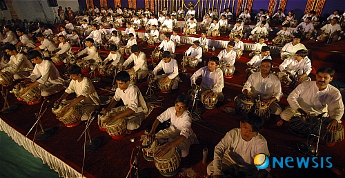 【서울=뉴시스】윤소희의 음악과 여행 ⑥ = 인도 바라나시에서는 악사들과의 특별한 인연이 없더라도 마음만 먹으면 누구라도 ‘라가’를 감상할 수 있다. <관련기사 있음>&nbsp; 작곡가·음악인류학 박사 http://cafe.daum.net/ysh3586 