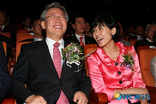 【성남=뉴시스 】양승관 기자 = 민선5기 성남시장 취임식이 1일 오전 경기도 성남시 분당구 아트센터에서 열린 가운데 이재명 시장 내외가 축하공연을 보며 환한 웃음을 짓고 있다. photo@newsis.com