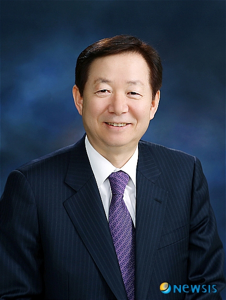 【서울=뉴시스】김종현 기자 = 5일 건국대와 건국대병원을 설립한 독립운동가 상허(常虛) 유석창((劉錫昶) 박사의 뜻을 기리는 올해 20회 상허(常虛)대상 수상자로 법률 부문에 성낙인 서울대 법대 교수가 선정됐다.&nbsp; 시상식은 7월13일 오전11시 서울 광진구 자양동 건국대 더클래식500 3층 대연회장에서 열리며 상패와 상금 3,000만원이 수여된다. (사진=건국대학교 제공)&nbsp; photo@newsis.com