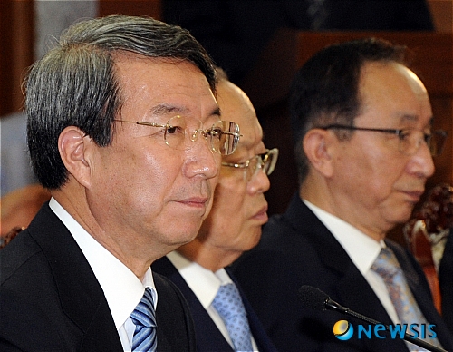 【서울=뉴시스】조수정 기자 = 정운찬 국무총리가 5일 오전 서울 세종로 정부중앙청사에서 열린 세종시민관합동위원회의 마지막 주재를 하던 중 생각에 잠겨 있다.&nbsp; chocrystal@newsis.com