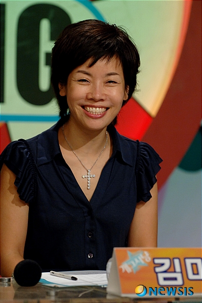 【서울=뉴시스】이재훈 기자 = KBS가 ‘KBS 블랙리스트’ 발언과 관련, MC 김미화(46)를 상대로 법적 조치를 한다. KBS(사장 김인규)는 6일 “KBS 블랙리스트가 존재한다는 것은 전혀 사실이 아니다”라며 “이를 인용 보도한 언론매체에 대해서도 언론중재위를 통해 정정 보도를 요청하는 등 강력 대응키로 했다”고 밝혔다. 특히 “유명 연예인으로서 사회적 공인인 김미화씨의 근거 없는 추측성 발언에 대해서는 명예훼손 혐의로 소송을 제기할 방침”이라고 별렀다. KBS 방송담당 조대현(57) 부사장은 “‘KBS 내부에 출연금지 문건이 존재하고 돌고 있기 때문에 출연이 안 된답니다’라는 김미화씨 트위터 발언은 있을 수 없는 황당한 발언”이라고 전했다. KBS 콘텐츠본부 길환영(56) 본부장도 “블랙리스트가 있다는 것은 전혀 들어보지도 못한 허무맹랑한 말”이라며 “이 같은 발언을 한 김씨의 진의가 의심스럽다”고 지적했다. 앞서 김미화는 이날 오전 8시께 자신의 트위터에 “KBS 내부에 출연금지 문건이 존재하고 돌고 있기 때문에 출연이 안 된다”며 “KBS에 근무하시는 분이 이 글을 보신다면, 처음 그 말이 언론에 나왔을 때 내가 믿지 않았던, 정말 한심하다고 생각했던 ‘블랙리스트’라는 것이 실제로 존재하고 돌아다니고 있는 것인지 밝혀 주십시오”라고 요구했다. realpaper7@newsis.com