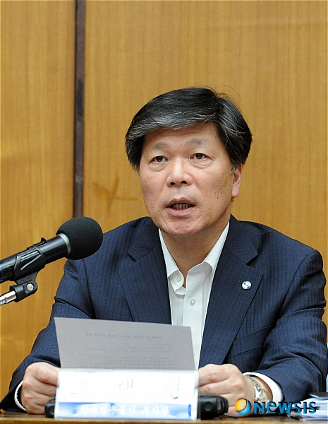 【서울=뉴시스】이재훈 기자 = MC 김미화(46)의 ‘KBS 블랙리스트’ 발언으로 논란이 일고 있는 가운데 KBS가 ‘블랙리스트’는 존재하지 않는다고 거듭 못박았다.&nbsp; KBS 방송담당 조대현(57·사진) 부사장은 7일 “김미화씨가 트위터에서 언급한 이른바 ‘블랙리스트’는 KBS에 존재하지 않는다”며 “존재하지도 않고 존재할 수도 없다”고 확인했다.&nbsp; 조 부사장은 “만약 그런 문건이 존재한다면 어떻게 지금껏 알려지지 않을 수가 있겠느냐”며 “가장 먼저 제작자들이 알 것이고 그 사실이 외부로도 알려졌을 것”이라고 해명했다. 또 “KBS에서 진행자나 출연자의 선정과 교체는 프로그램 제작진의 자율적인 판단과 시스템에 의해 이뤄지고 있다”며 “KBS는 김씨의 출연을 중지하거나 막은 사실이 없다”고 밝혔다.&nbsp; 김미화는 2005년 6~12월 KBS 1TV ‘TV 책을 말하다’ MC를 끝으로 KBS 프로그램에 고정으로 출연한 적이 없다. 지난 4월4일 KBS 2TV ‘다큐멘터리 3일’의 내레이터를 맡았고, 4월10일 KBS 1TV ‘사랑의 리퀘스트 특집-대한민국은 한가족입니다’에 출연했다.&nbsp; 조 부사장은 “만약 블랙리스트가 존재했다면 김씨가 어떻게 KBS 출연이 가능했겠는가”라면서 “KBS의 모든 프로그램의 출연자 선정은 제작진의 선택일 뿐이며 김씨가 말한 출연금지 문건은 존재하지 않음을 다시 한 번 분명히 하고자 한다”고 강조했다.&nbsp; 앞서 김미화는 6일 오전 자신의 트위터에 KBS 내부에 출연금지 문건, 즉 블랙리스트가 존재한다는 이야기를 들었다며 이를 확인해달라고 요구했다. 그러자 KBS는 같은 날 오후 영등포경찰서에 김미화를 명예훼손 혐의로 고소했다.&nbsp; 한편, 김미화는 이날 KBS에 이번 일이 확대되는 것을 원하지 않으며 원만히 해결하고 싶다는 뜻을 전한 것으로 알려졌다.&nbsp; realpaper7@newsis.com 